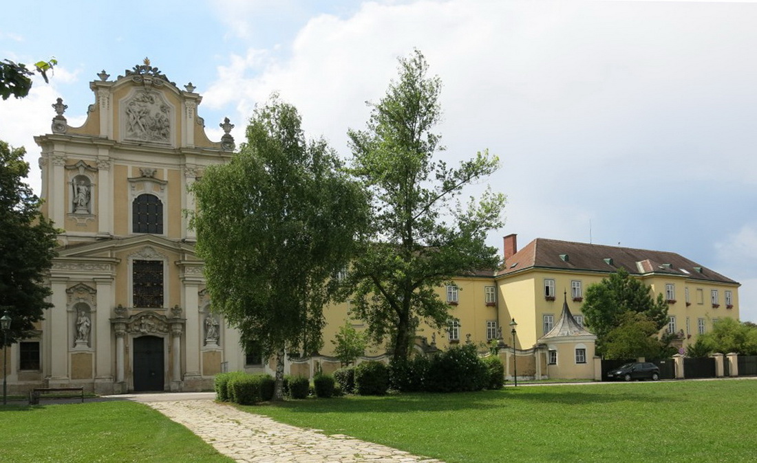 Kirche und ehemaliges Stiftsgebäude, jetzt Geriatriezentrum 