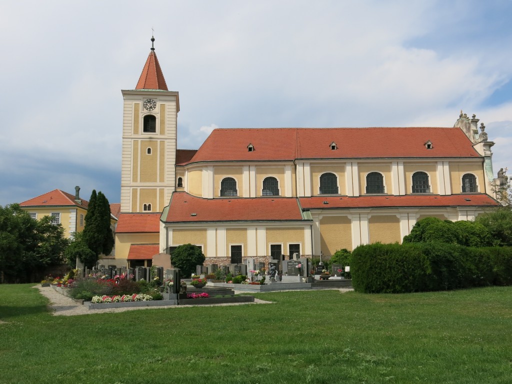 Die Kirche vom Friedhof aus gesehen